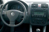 VW-Golf-IV-interier-s-OEM-autoradiem